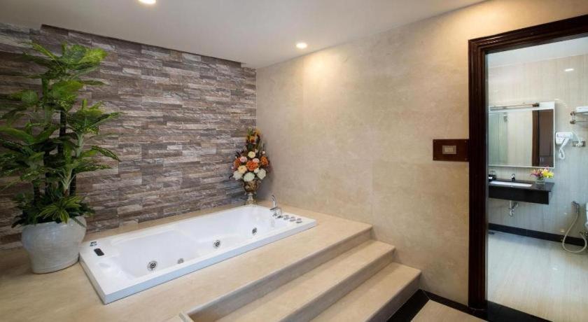 Royal Palace Hotel Tuyen Quang Dış mekan fotoğraf